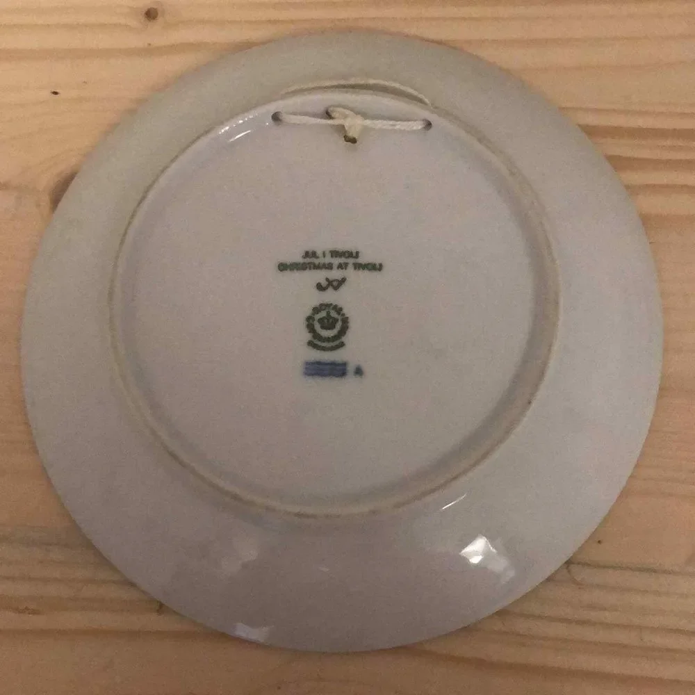 Royal Copenhagen‎ Christmas Plate 1990 Christmas at Tivoli - Picture 2 of 2